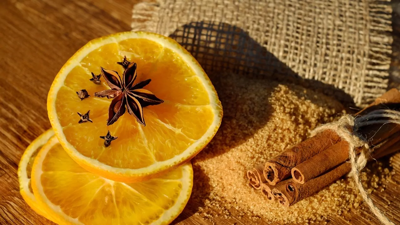 Apelsīnu, citronu un kanēļa miziņu vārīšana: kāpēc tas ir ieteicams un kādas ir tā priekšrocības.