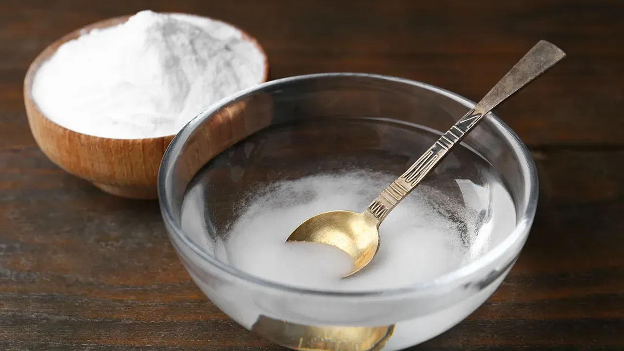 Pārtikas sodas un talka sajaukšana: kāpēc tas ir ieteicams un kādam nolūkam to izmanto.