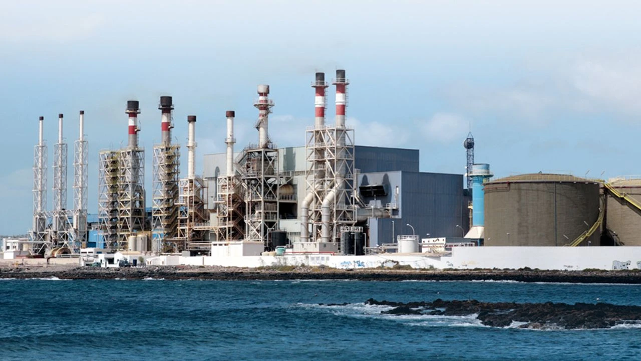 Rūpnīca Atakamas tuksnesī, kas stundā spēj pārstrādāt 1,6 miljonus litru jūras ūdens par dzeramo ūdeni, parāda, kā pat vis sausākajā planētas reģionā sāk iegūt ūdeni no okeāna.