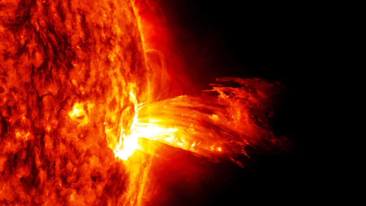 ASV izdeva brīdinājumu par saules vētru, ko izraisījis saules uzliesmojums.