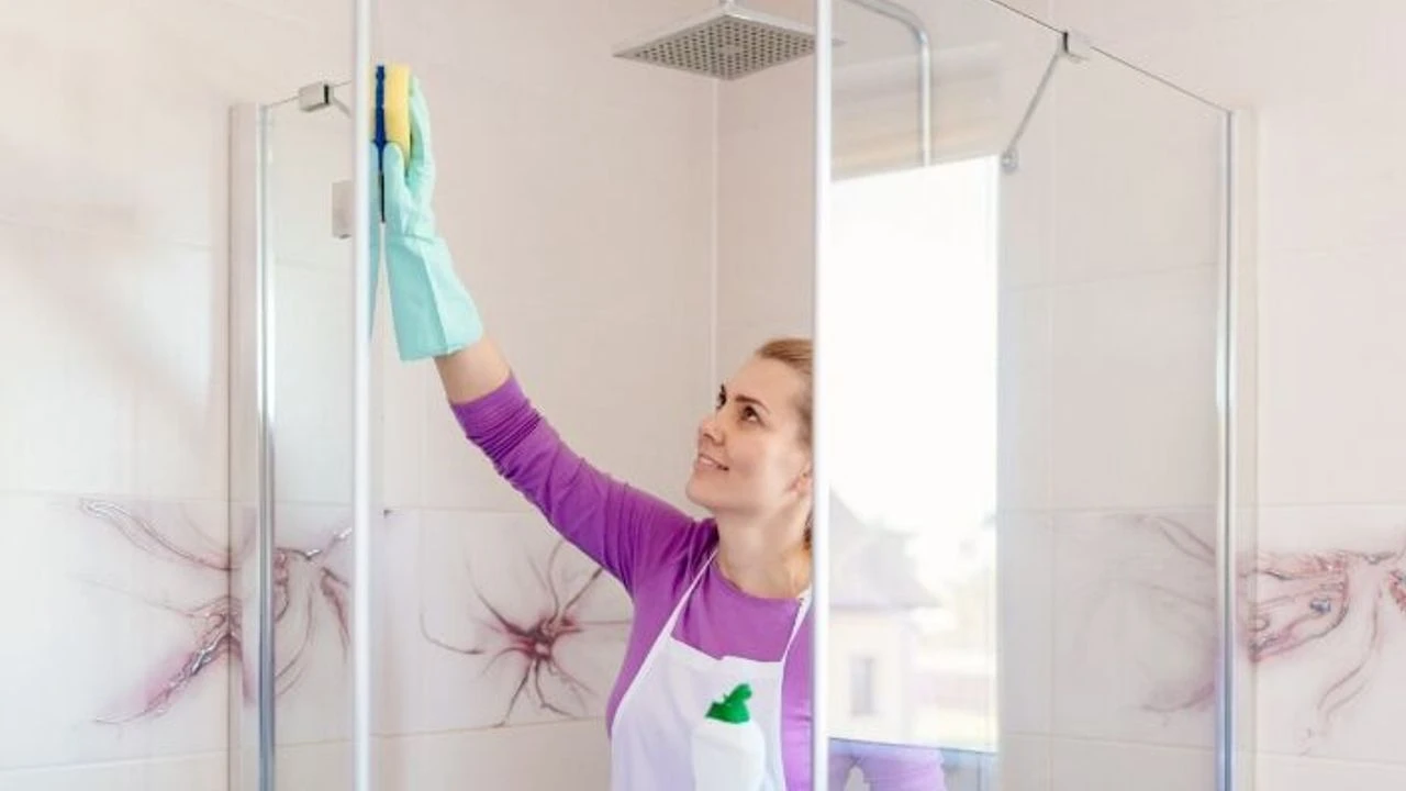 Vienkāršs (maz zināms) veids, kā noņemt kaļķa nogulsnes no dušas starpsienām: nav nepieciešams berzēt, un tās kļūst ideāli tīras.