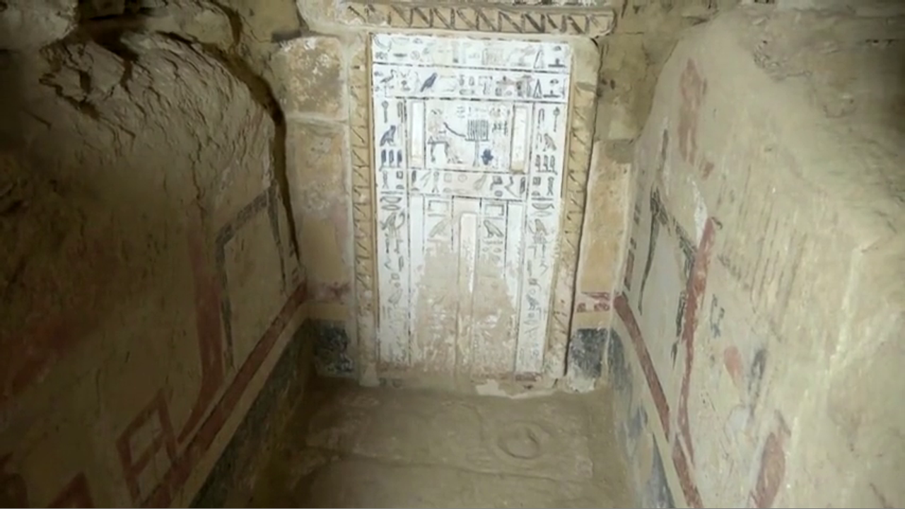 Arheologi bija satriekti, atklājot slepenu ieeju vienā no piramīdām Gizā, Ēģiptē.