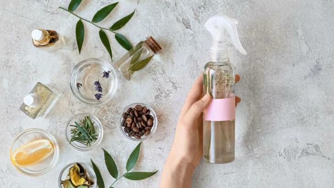 Lai jūsu māja smaržotu kā pieczvaigžņu viesnīca, varat pagatavot šo mājas gaisa atsvaidzinātāju, izmantojot ēteriskās eļļas un degvīnu.