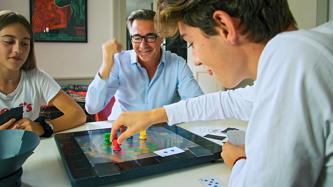 Pēc ekspertu domām, galda spēles ir labākas nekā ekrāni: pētījums atklājis priekšrocības visai ģimenei.