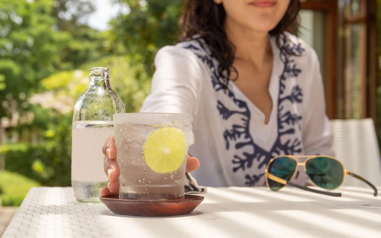 Runa nav tikai par ūdeni: tie ir dzērieni, kas palīdz uzturēt organisma ūdens līdzsvaru.
