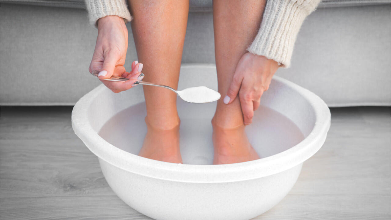 Kāju mazgāšana ar neitrālu ziepēm un sāli: kāpēc tas ir nepieciešams un kad to vajadzētu darīt.