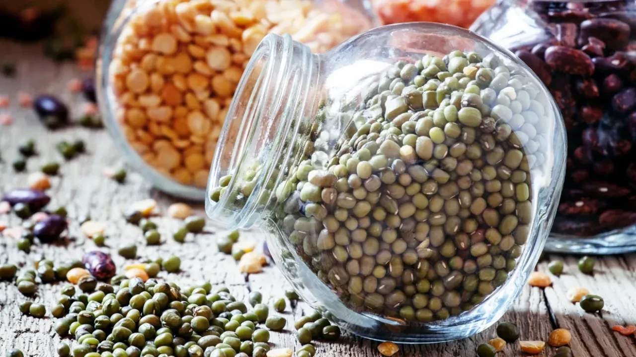 Novietot stikla burku ar lēcām guļamistabā: kāpēc tas ir ieteicams?