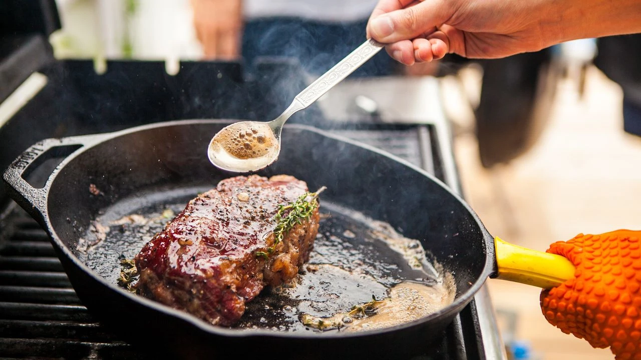 Ne pārtikas soda, ne etiķis: kā atbrīvoties no cepta ēdiena smaržas mājās pēc gatavošanas.