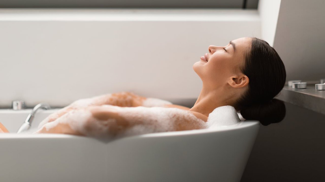 Sauna vai aukstā vanna pēc 50 gadiem: kas ir labāks muskuļu atjaunošanai?