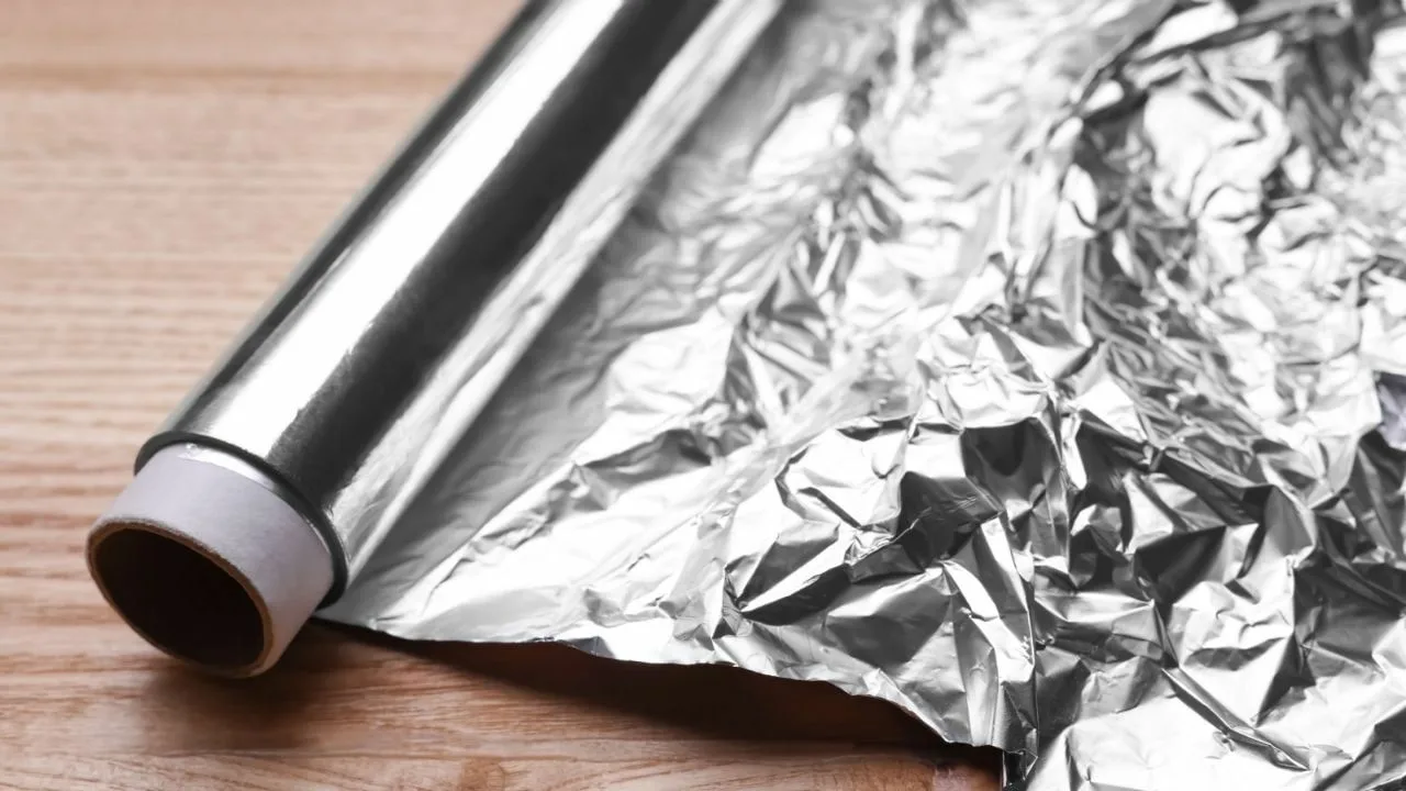 Alumīnija folija uz logu sliedēm: kāpēc tā ir nepieciešama un kāpēc tā ir ieteicama.