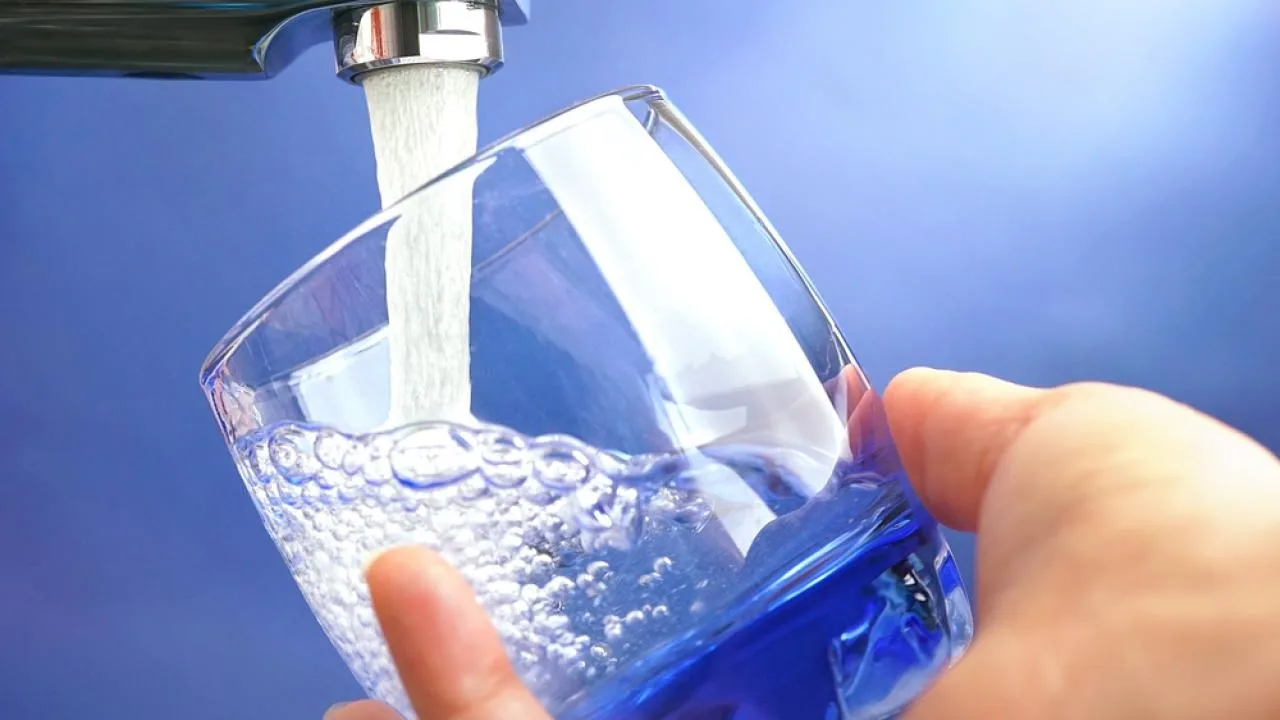 Krāna ūdens vai minerālūdens: zinātne ir pielikusi punktu mūžīgajām diskusijām par to, kas ir veselīgāk.