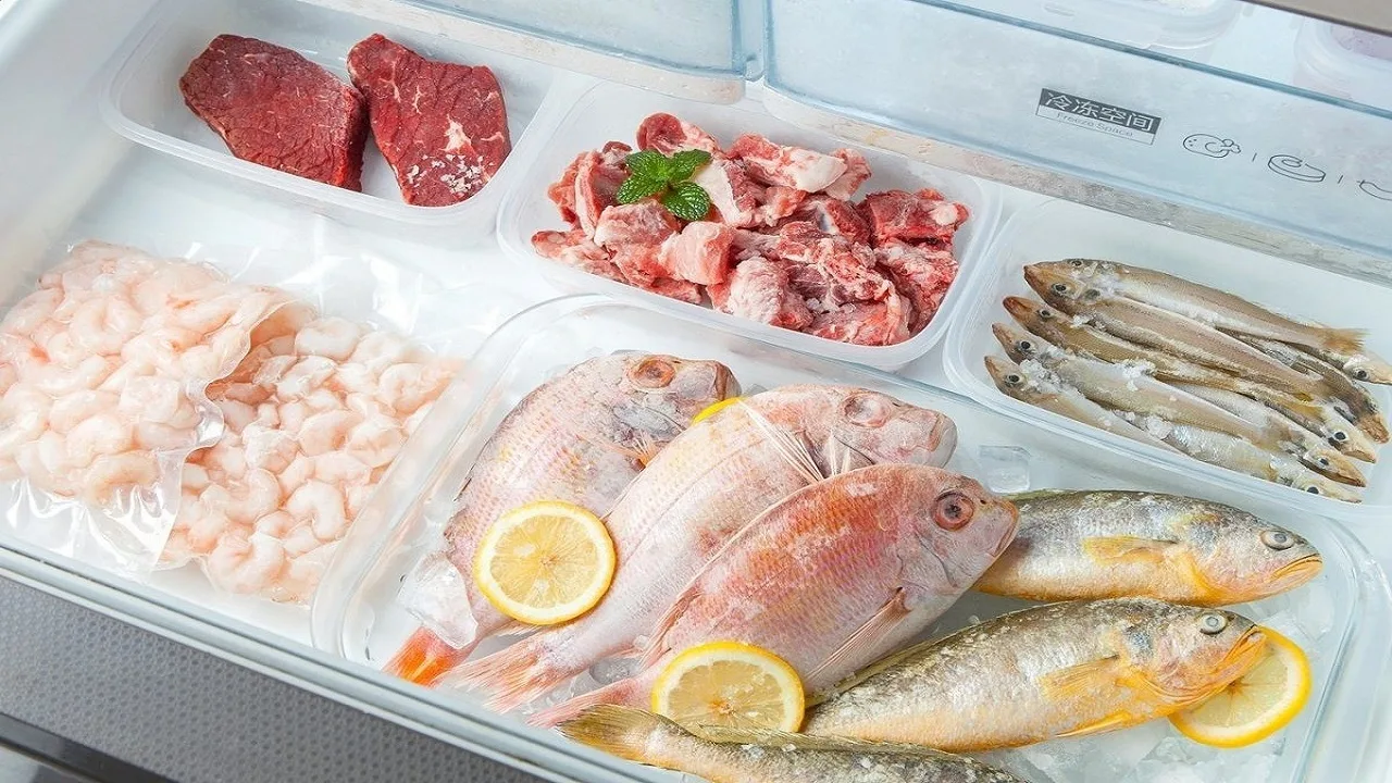 Kā pareizi uzglabāt zivis, lai izvairītos no nepatīkamas smakas ledusskapī