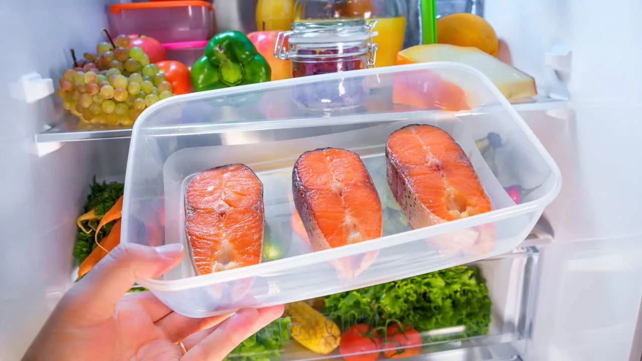 Kā pareizi uzglabāt zivis, lai izvairītos no nepatīkamas smakas ledusskapī