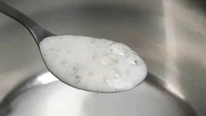 Pārtikas sodas un talka sajaukšana: kāpēc tas ir ieteicams un kādam nolūkam to izmanto.