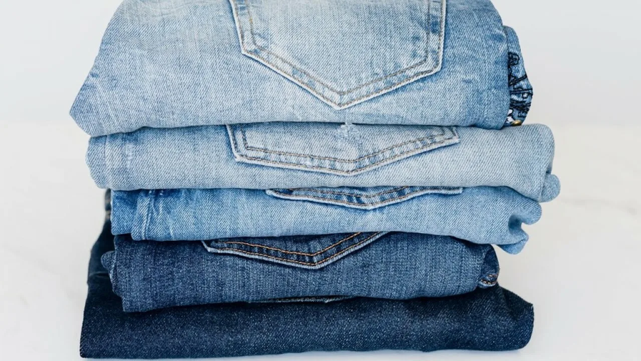 Ko darīt ar plīsušiem džinsiem: 3 vienkārši veidi, kā tos atkārtoti izmantot bez šūšanas.