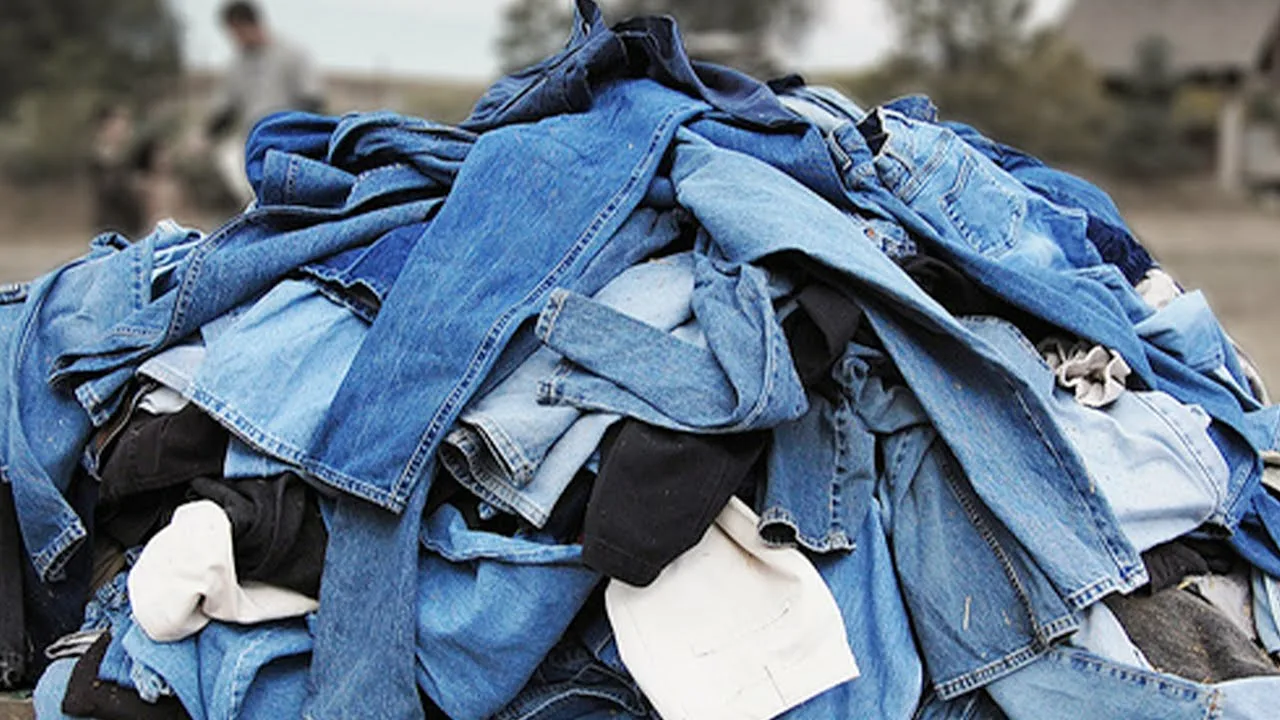 Ko darīt ar plīsušiem džinsiem: 3 vienkārši veidi, kā tos atkārtoti izmantot bez šūšanas.