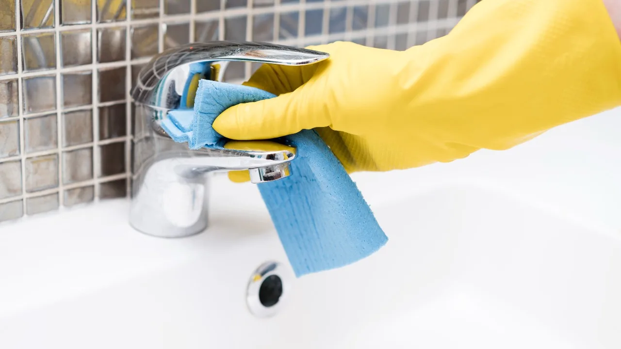 Bez etiķa un pārtikas sodas | Labākais mājas līdzeklis kaļķa nogulumu noņemšanai no krāniem un tualetes podiem