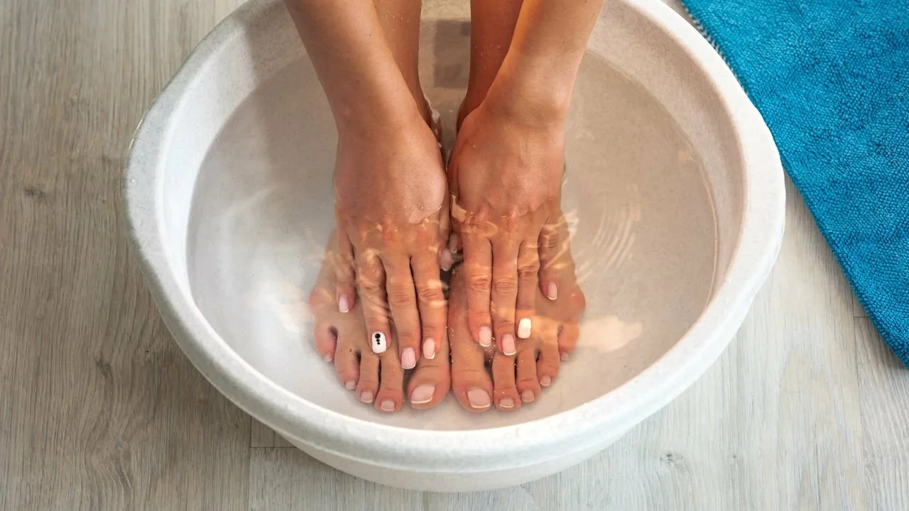 Kāju mazgāšana ar pārtikas sodu un sāli: kāpēc tas ir ieteicams un kādas priekšrocības tas sniedz.
