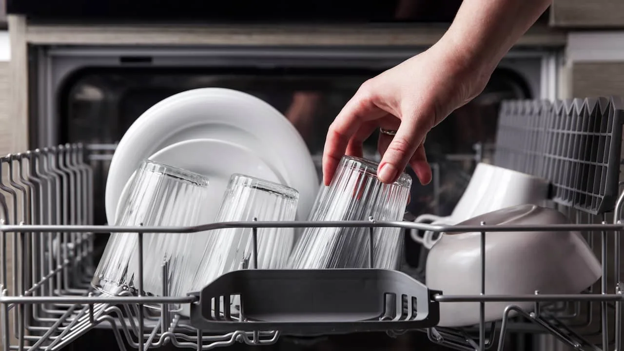 Vai jūs izmantojat trauku mazgājamo mašīnu katru dienu? Tas palīdzēs jums ievērojami ietaupīt uz elektrības rēķiniem.