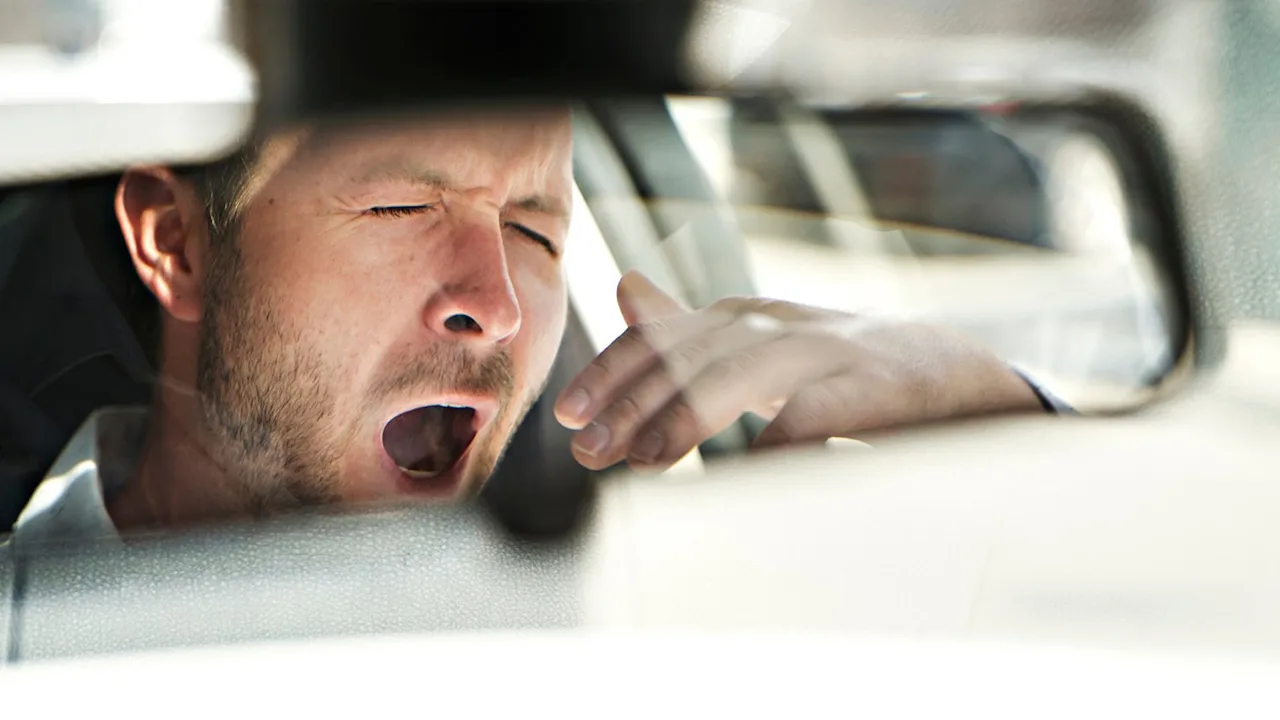 Miegainība pie stūres: pazīmes un 10 ekspertu ieteikumi, kā nodrošināt pilnvērtīgu nakts miegu pirms brauciena.