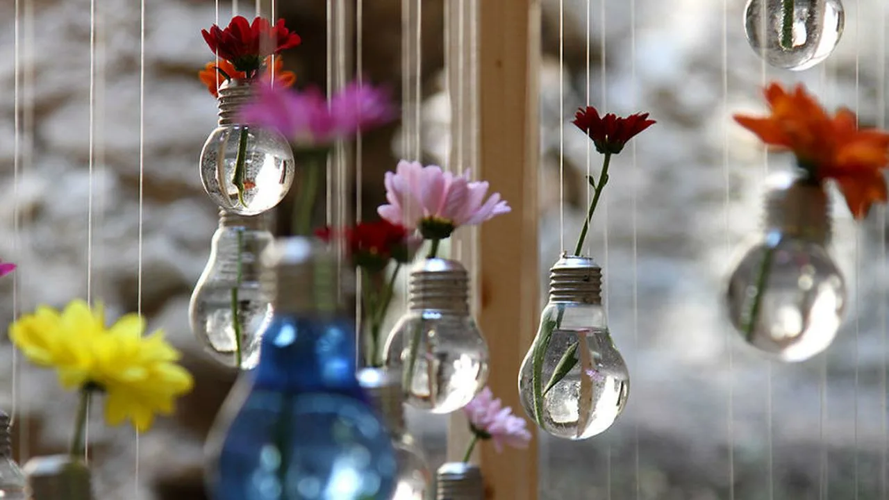 Uzziniet, kā izveidot skaistu rotājumu savam dārzam vai mājai, izmantojot izdegušu spuldzi.