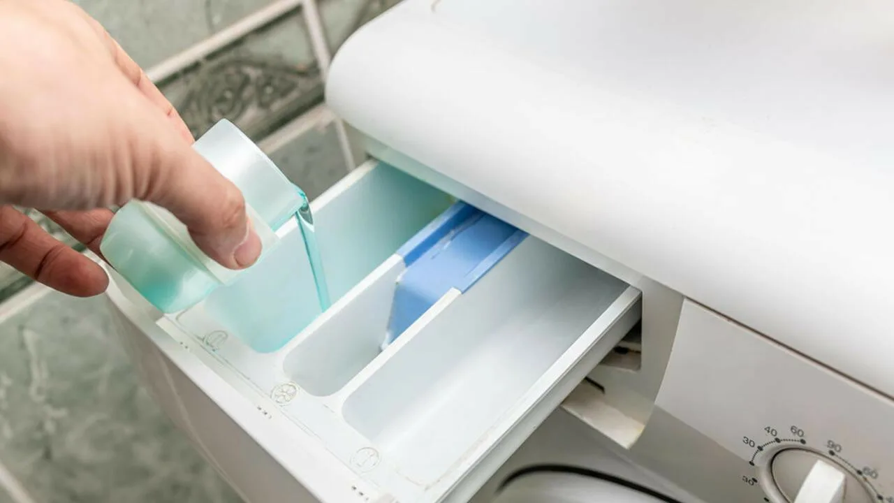 Etiķa pievienošana veļas mazgājamajai mašīnai: kāpēc tas ir nepieciešams un kāpēc šī metode ir ieteicama.