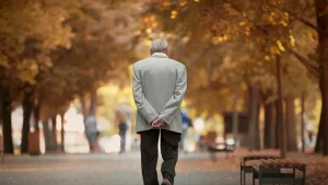 Psiholoģija apgalvo, ka, ja jūs ejat ar rokām aiz muguras, jums ir šādas kopīgas iezīmes.