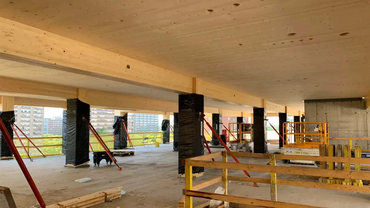 Viņi uzcēla pasaulē lielāko koka konstrukciju: 61 000 m² lielu būvi, kas ir tīras inovācijas iemiesojums.