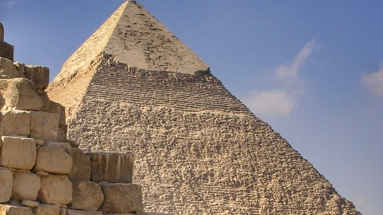 Arheologi bija satriekti, atklājot slepenu ieeju vienā no piramīdām Gizā, Ēģiptē.