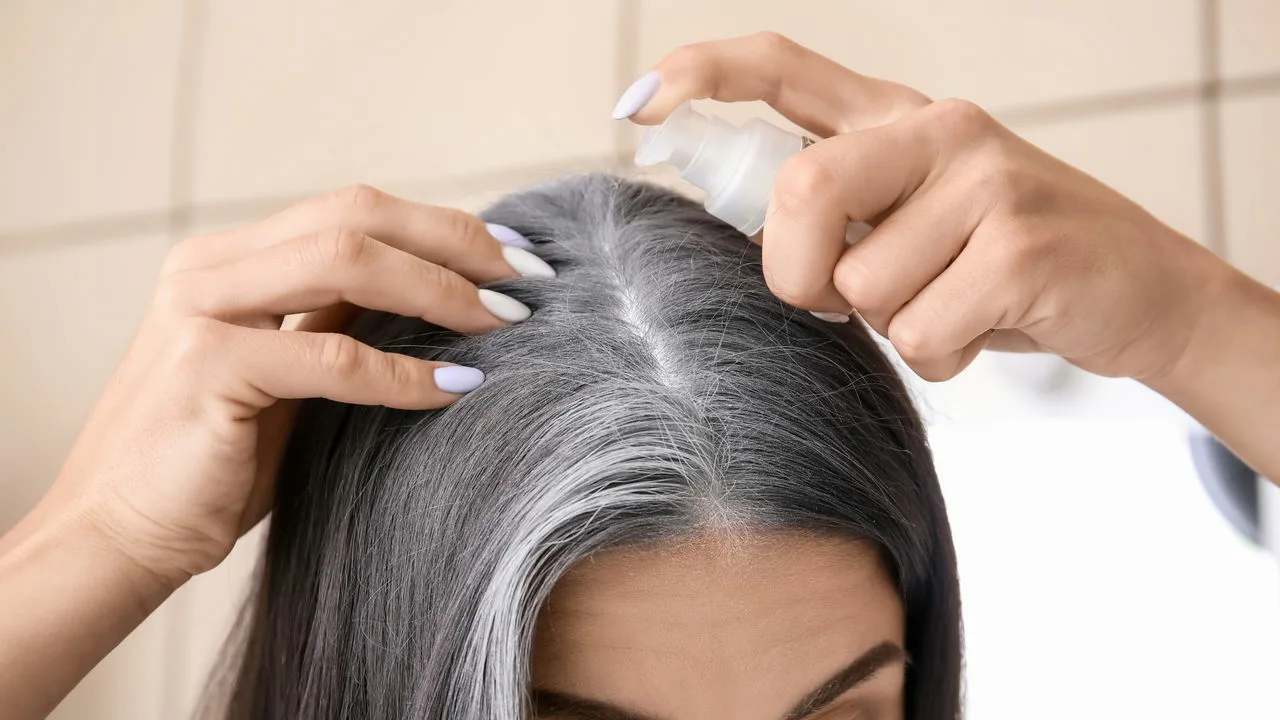 Atvadieties no sirmiem matiem dabiskā veidā: mājas maisījums bez krāsvielām un ķimikālijām, kas palīdz atjaunot matu krāsu.