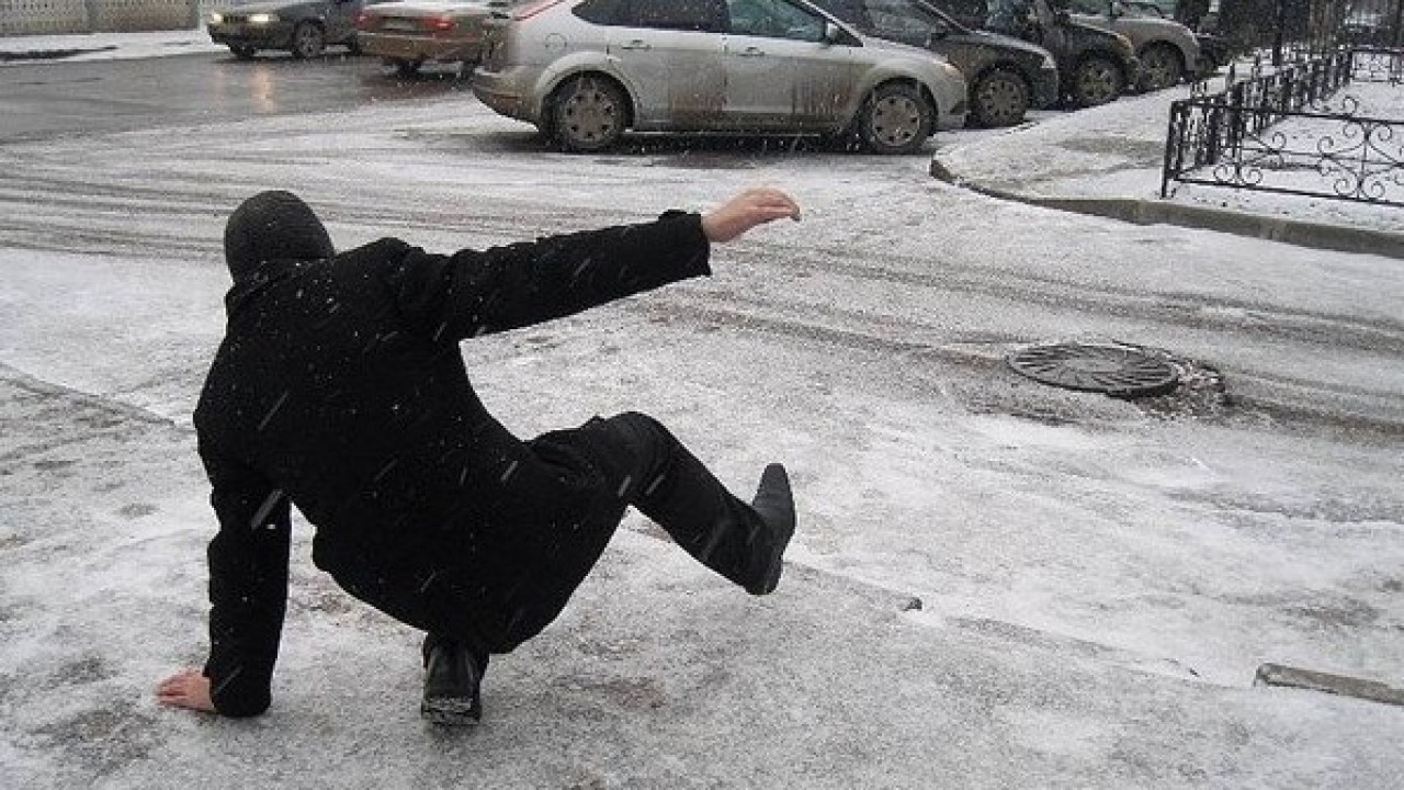 Kā krist, neiegūstot traumas: vienkārša stratēģija, ko iesaka Hārvarda universitāte, lai novērstu traumas mājās.