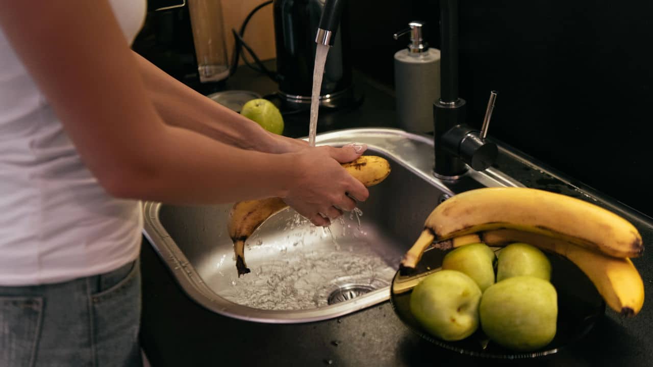 Kāpēc banānus pirms mizošanas vajadzētu mazgāt: ieguvumi un kontrindikācijas.