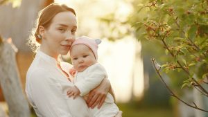 Atvadas tradīcijai norādīt tēva uzvārdu: Civilstāvokļa reģistrācijas iestāde gatavo vēsturisku izmaiņu, saskaņā ar kuru mātes uzvārds būs norādīts pirmajā vietā dzimšanas apliecībā.