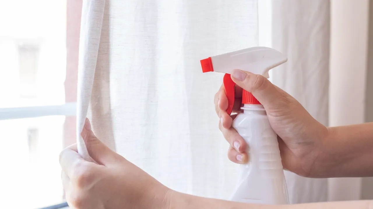 Kāpēc dušas aizkari ir ieteicams apsmidzināt ar etiķa maisījumu: ideāls recepte