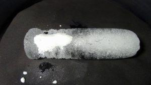 Ledus sajaukšana ar sāli: kāpēc tas ir ieteicams un kādas ir priekšrocības.