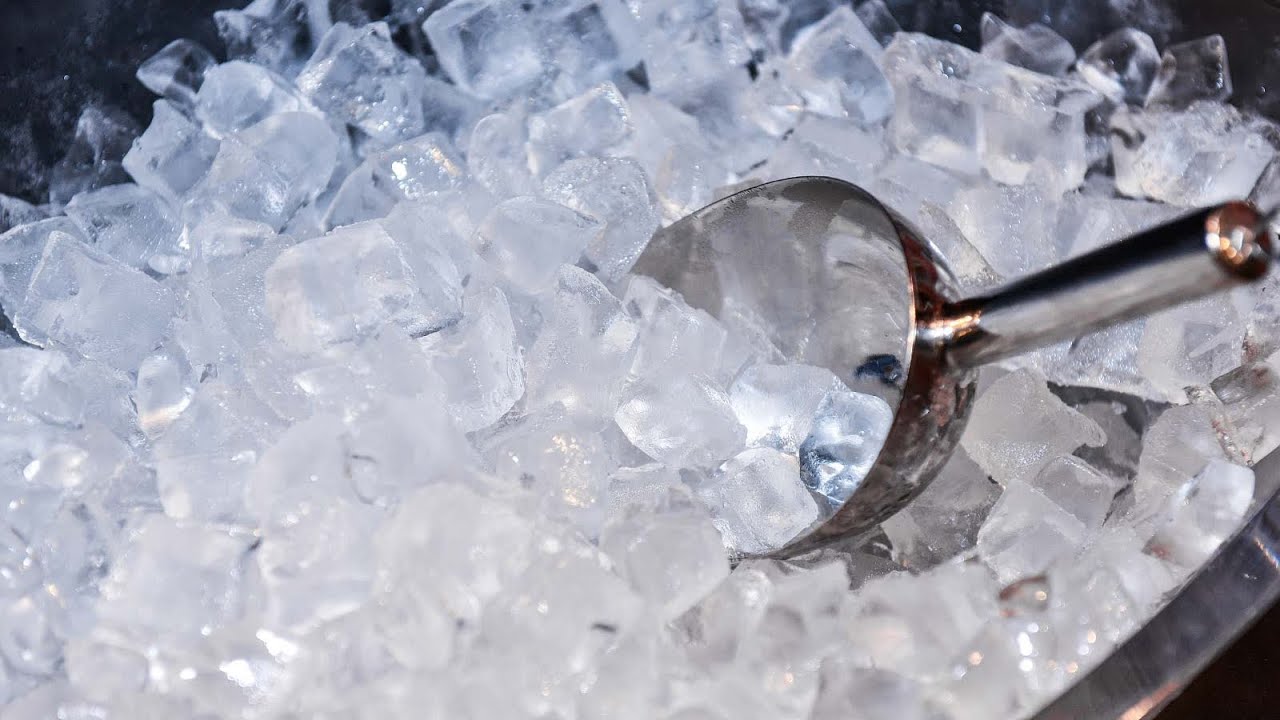 Ledus sajaukšana ar sāli: kāpēc tas ir ieteicams un kādas ir priekšrocības.