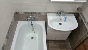 Vannas istabas remonts bez būvdarbiem: šeit ir grīdas segumu varianti, kas būs populāri 2026. gadā, lai remontētu vannas istabu, neceļot putekļus.