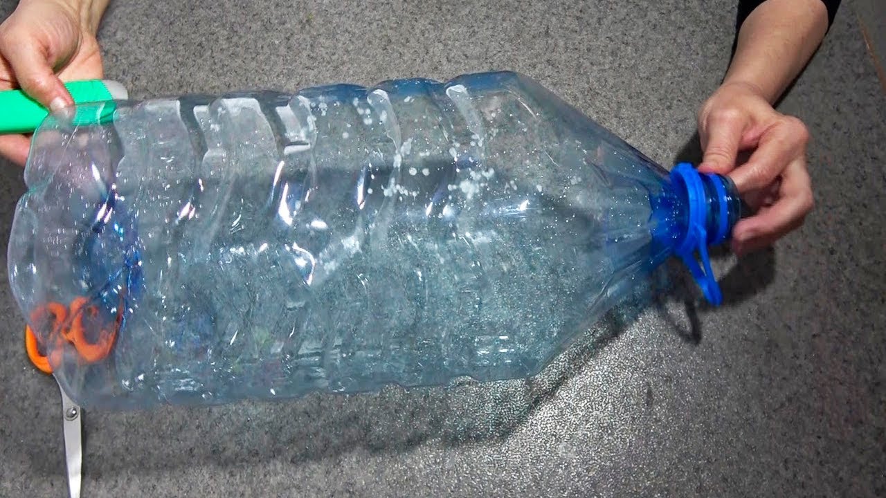 Ja jums mājās ir papīra pudeles ar ūdeni, neizmetiet tās: 2 oriģināli veidi, kā tām piešķirt jaunu pielietojumu.