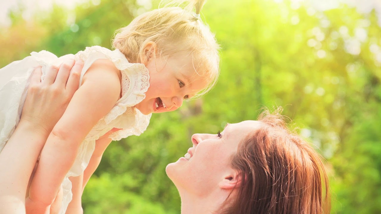 Atvadas tradīcijai norādīt tēva uzvārdu: Civilstāvokļa reģistrācijas iestāde gatavo vēsturisku izmaiņu, saskaņā ar kuru mātes uzvārds būs norādīts pirmajā vietā dzimšanas apliecībā.