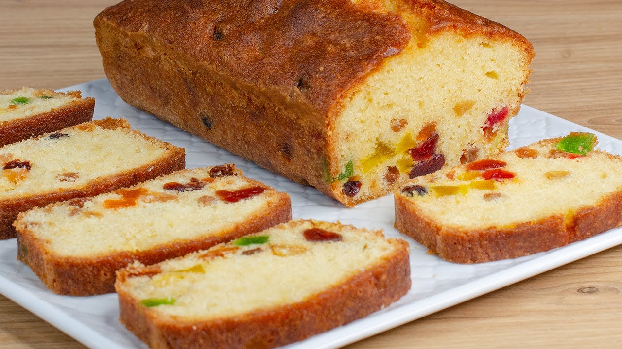 Vienkāršs keiks ar augļu mērci – svaigs, viegls un viegli pagatavojams iepriekš.