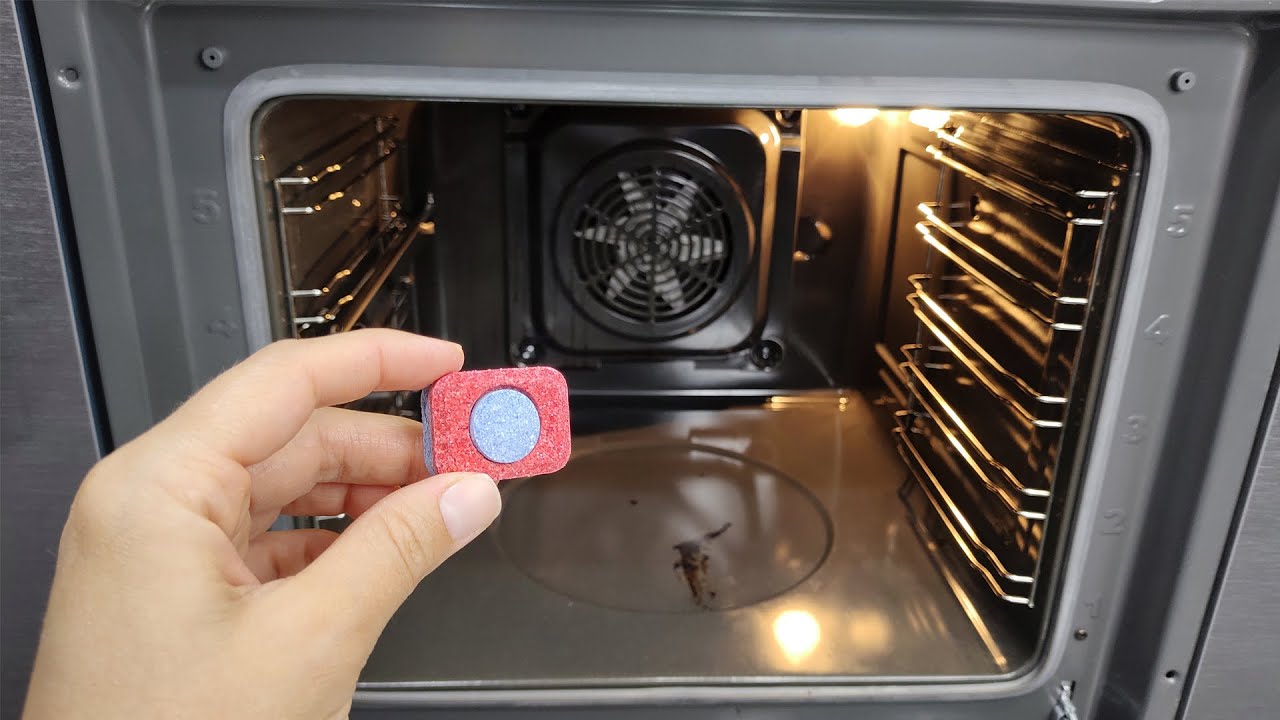 Kā notīrīt elektriskās krāsns durvis un noņemt taukus, izmantojot divus sastāvdaļas