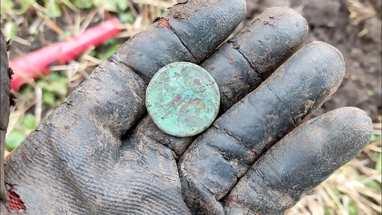 Viņš dodas meklējumos ar metāla detektoru un atrod vienu no Lielbritānijas lielākajiem dārgumiem: 59 kg un 15 000 monētu.