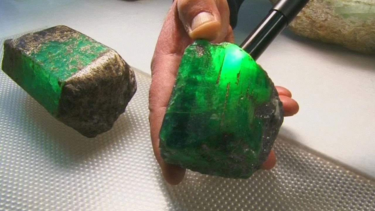 Vēsturisks notikums kalnrūpniecībā: atrasts un izsolē par 27 miljoniem eiro pārdots milzīgs smaragds, kura svars ir 11 685 karāti.