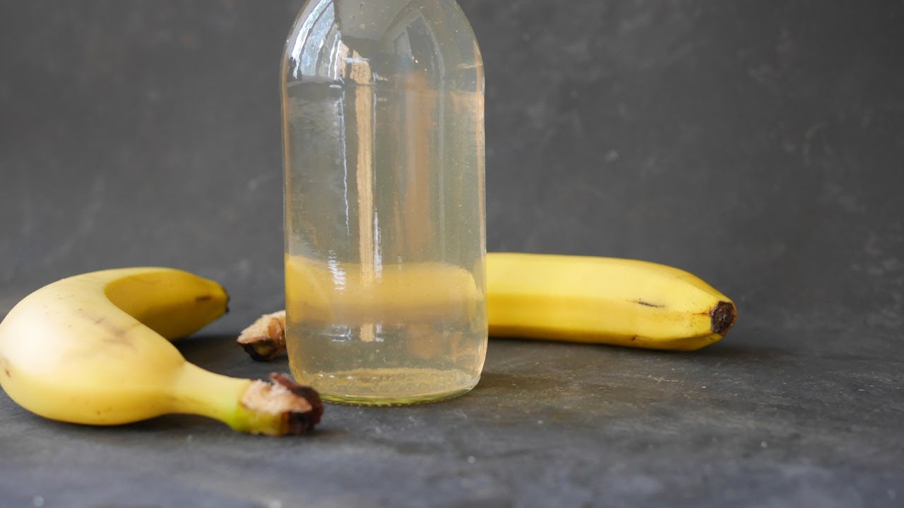 Banānu mizu un ūdens sajaukšana burkā: kāpēc tas ir nepieciešams un kāpēc tas ir ieteicams?