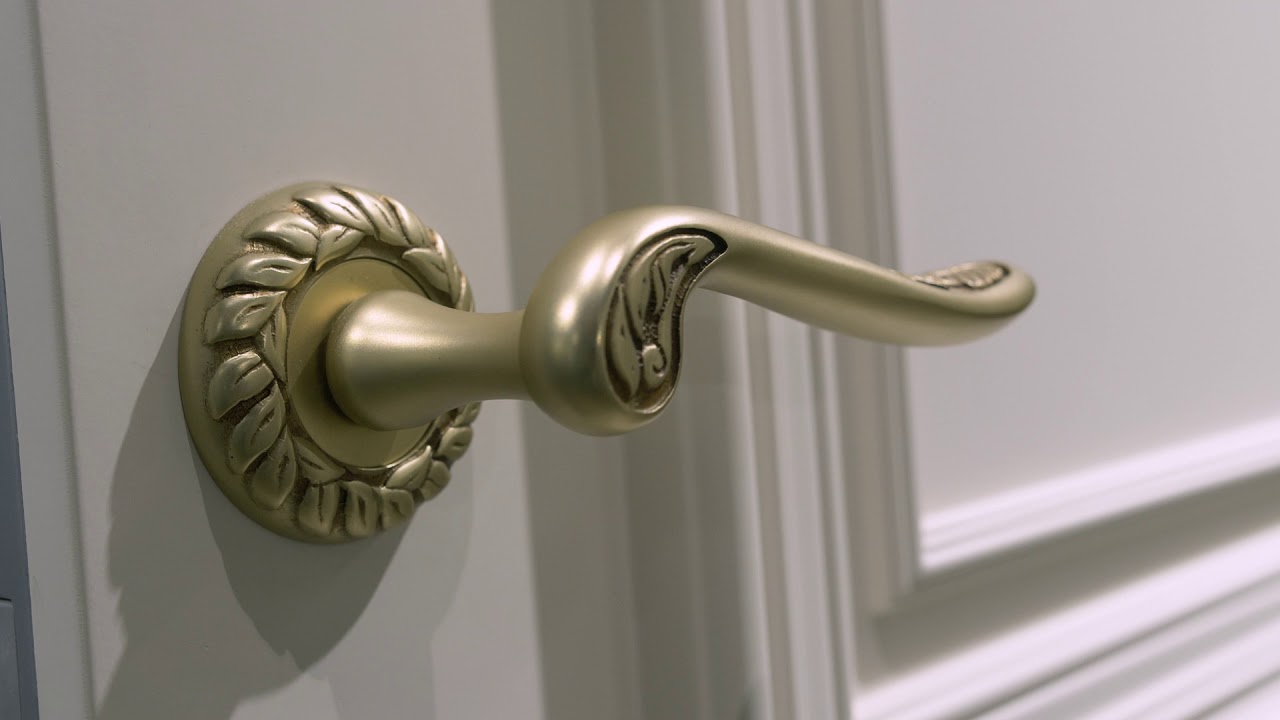 Durvju rokturu berzēšana ar citrona miziņu: kāpēc tas ir nepieciešams un kāpēc tas ir ieteicams.