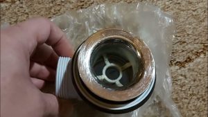 Alumīnija folijas uzlīmēšana uz vannas izlietnes: kāpēc tas ir ieteicams un kāpēc tas ir nepieciešams.