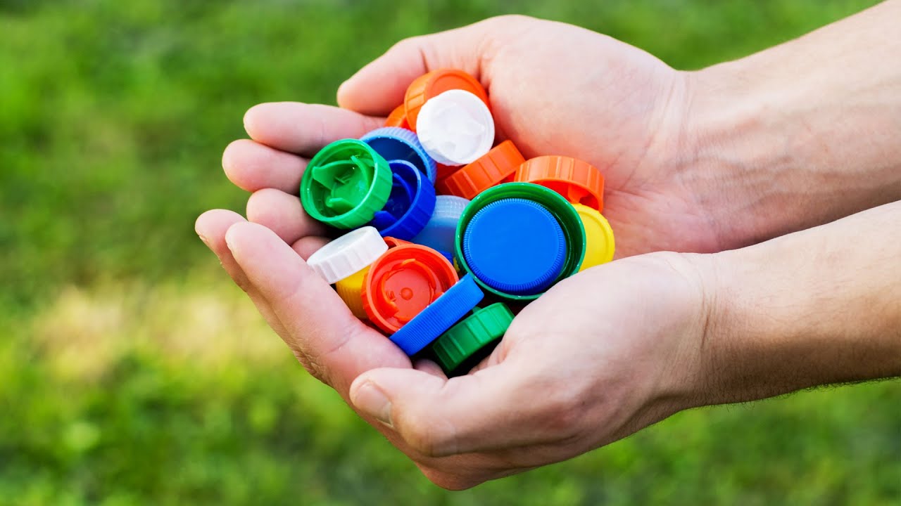 Ja jums ir gāzēto dzērienu pudeles vāciņi, neizmetiet tos: kāpēc ieteicams tos izmantot uz krēsliem ēdamistabā.