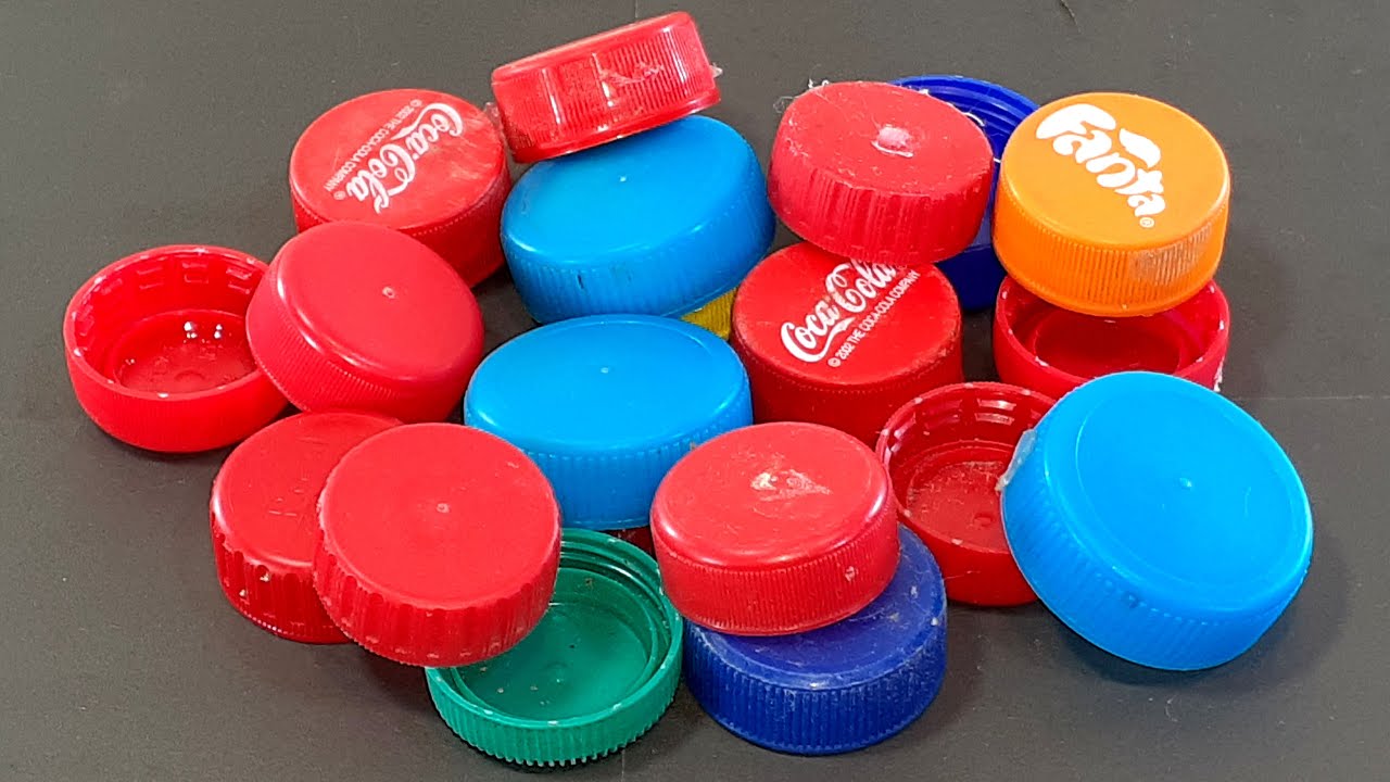 Ja jums ir gāzēto dzērienu pudeles vāciņi, neizmetiet tos: kāpēc ieteicams tos izmantot uz krēsliem ēdamistabā.