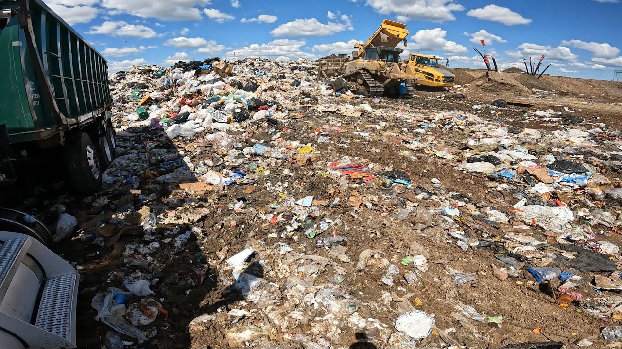 Ķīnā pēc vairāk nekā 1000 atkritumu sadedzināšanas elektrostaciju būvniecības beidzās atkritumu sadedzināšanas tvertnes: sāka rakt bedres atkritumu izgāztuvēs.