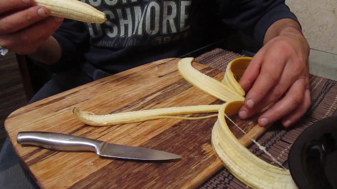 Banānu mizas berzēšana ar rīvi: kāpēc tas ir nepieciešams un kāpēc tas ir ieteicams.